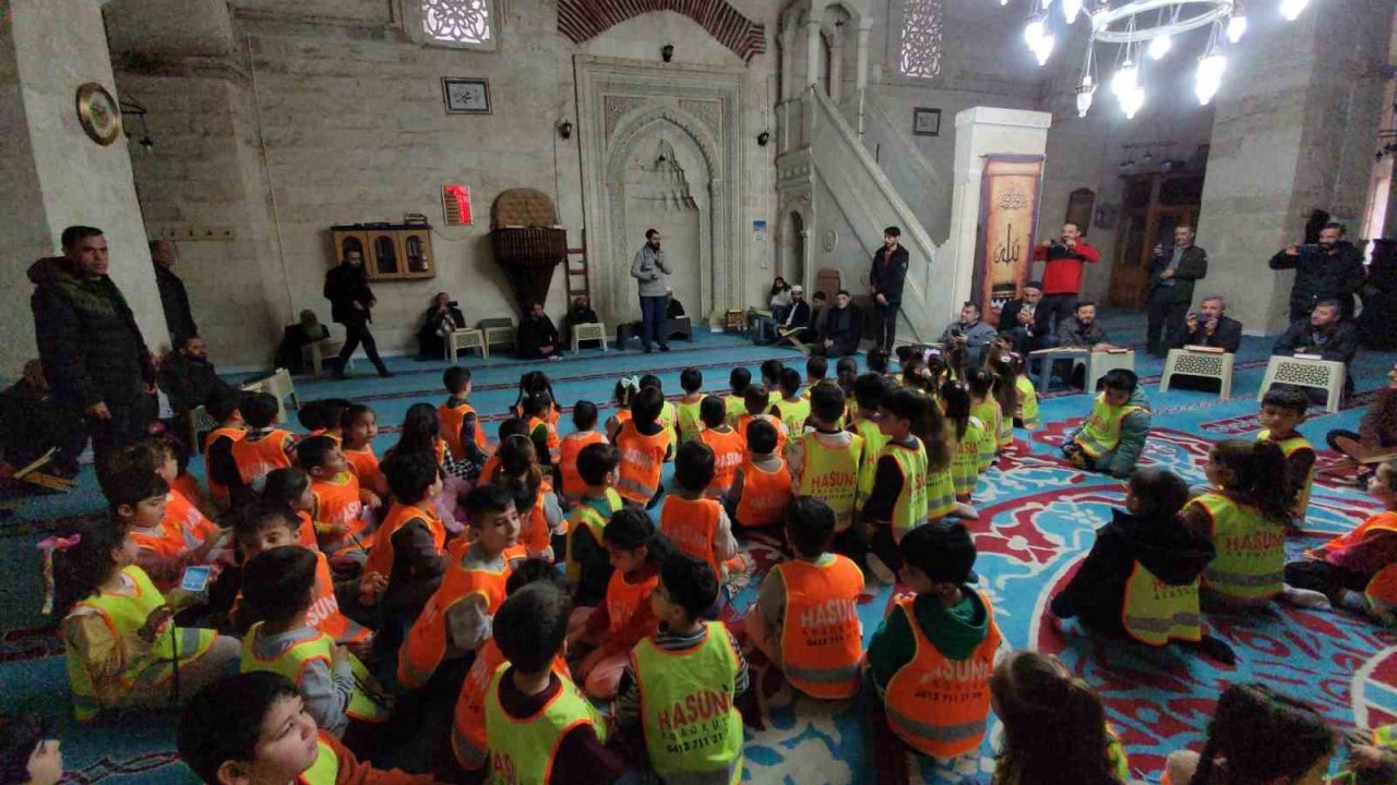 Asırlık camide yaşlılara anlamlı ziyaret