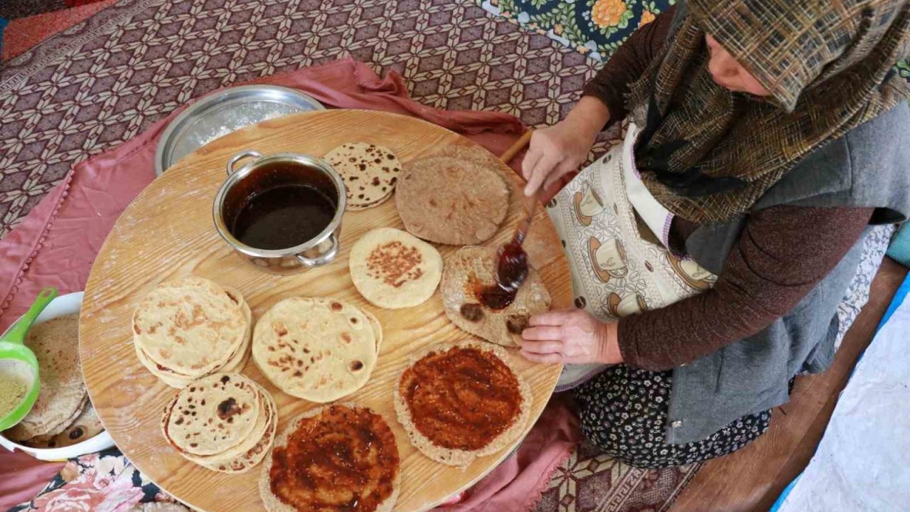 Asırlık "külçe tatlısı" geleneği bayramda yaşatılıyor