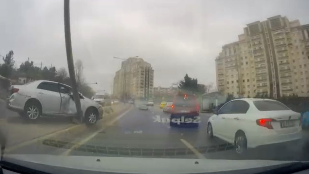 Ataşehir’de kontrolden çıkan araç elektrik direğini devirdi: Faciadan saniyelerle kurtuldu