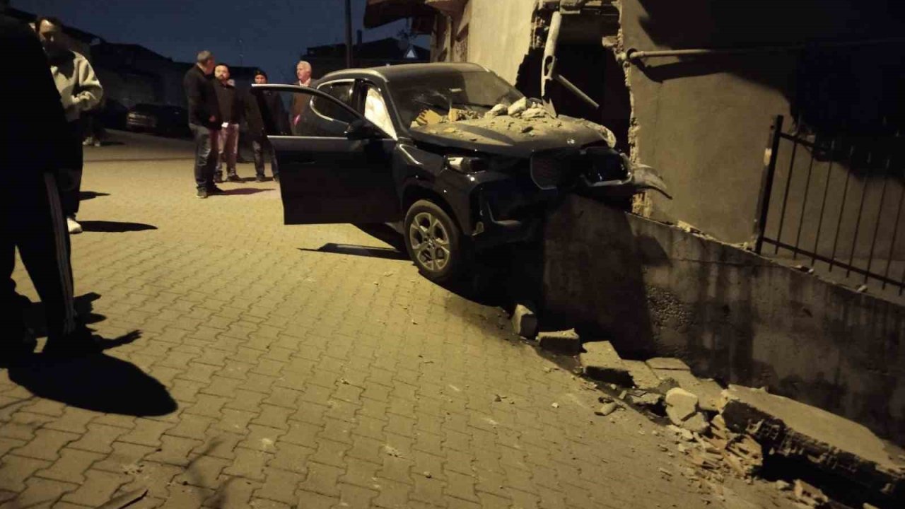 Ataşehir’de kontrolden çıkan otomobil, yıktığı istinat duvarında asılı kaldı