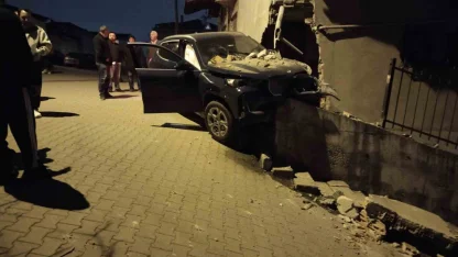 Ataşehir’de kontrolden çıkan otomobil, yıktığı istinat duvarında asılı kaldı