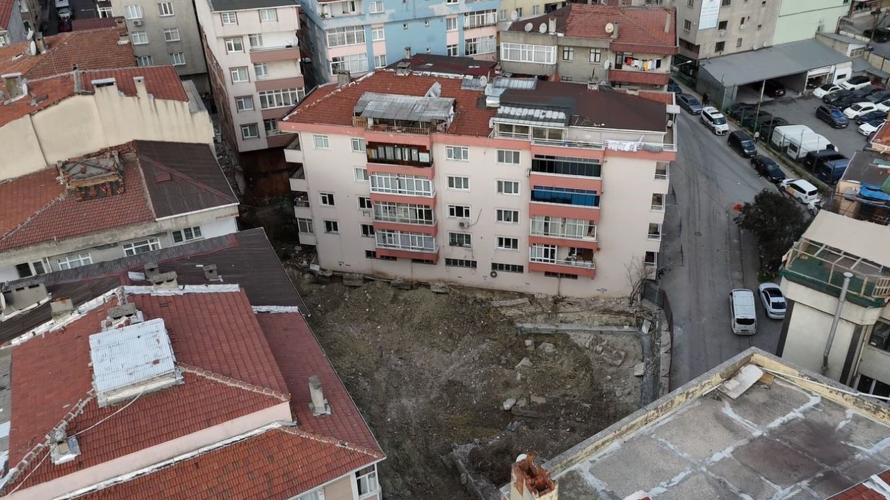 Bahçelievler’de temeli kayan bina havadan görüntülendi