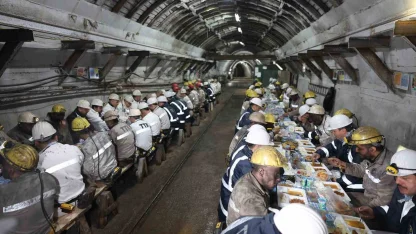 Bakan Bayraktar, madencilerle iftar yaptı