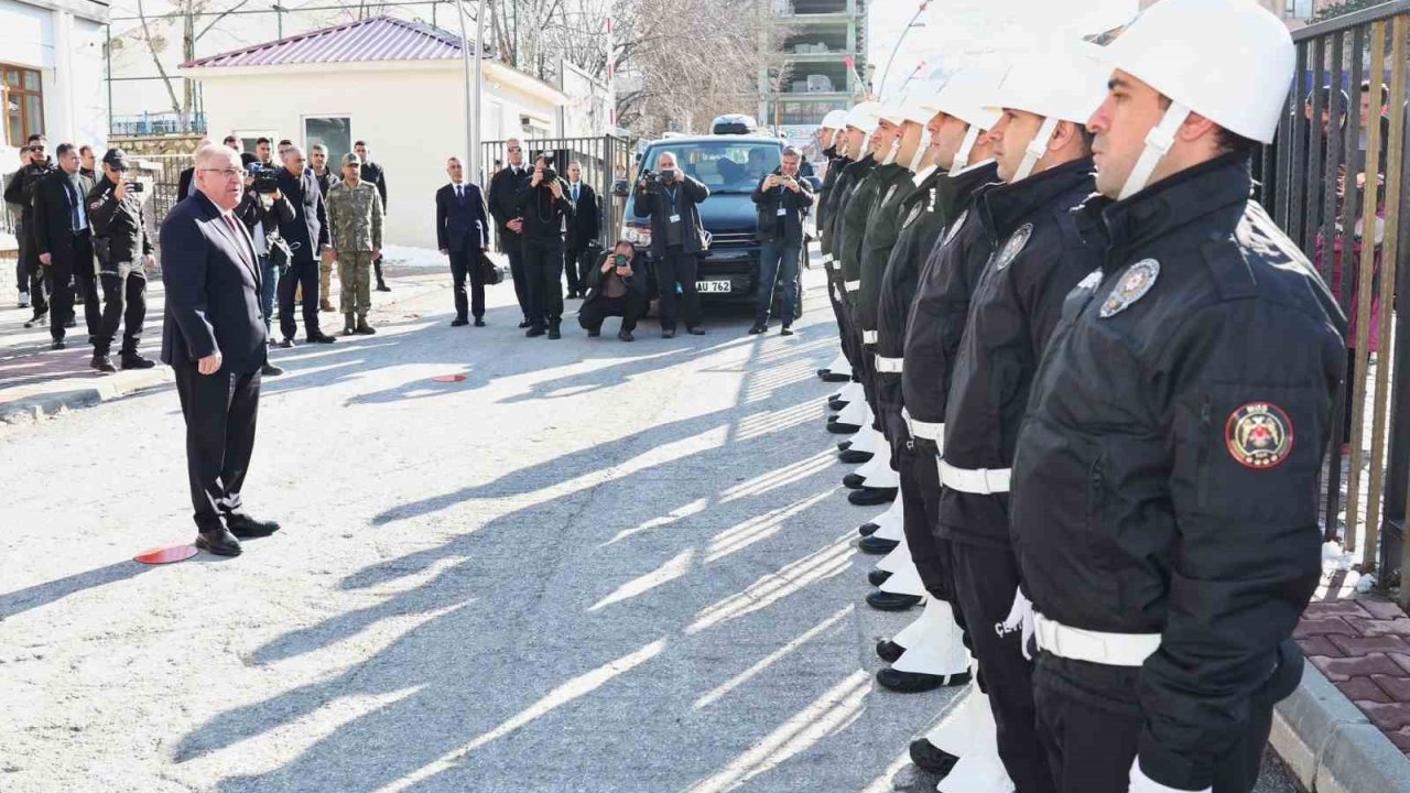Bakan Güler: "Türkiye, çatışmanın değil barışın ve sağduyunun tarafında yer almaktadır"