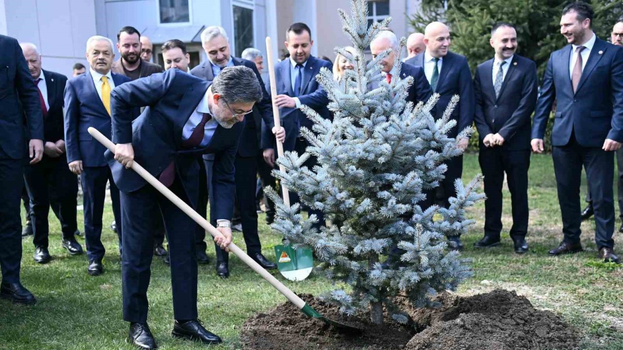 Bakan Yumaklı Kırklareli Valiliği bahçesine fidan dikti