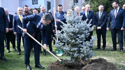 Bakan Yumaklı Kırklareli Valiliği bahçesine fidan dikti