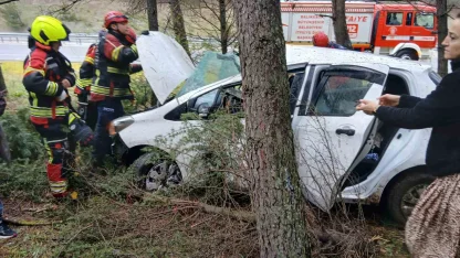 Balıkesir’de otomobil ormanlık alana uçtu: 2 yaralı