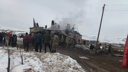 Başkale’de ev yangını