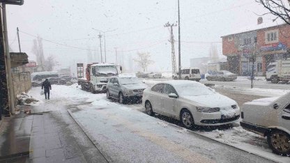 Başkale’de kar yağışı