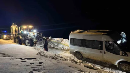 Başkale’de yoldan çıkan minibüs kara saplandı