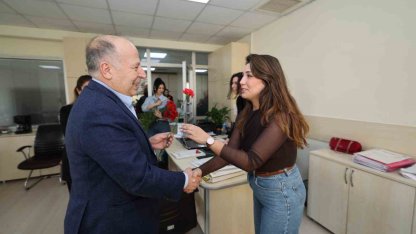 Başkan Demirçalı’dan kadın personele karanfil