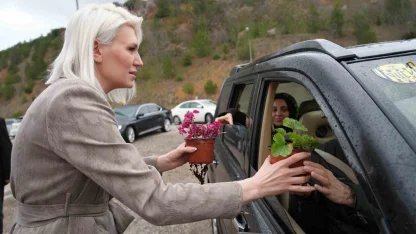 Başkan Subaşı, mezarlık ziyaretinde vatandaşlara çiçek dağıttı