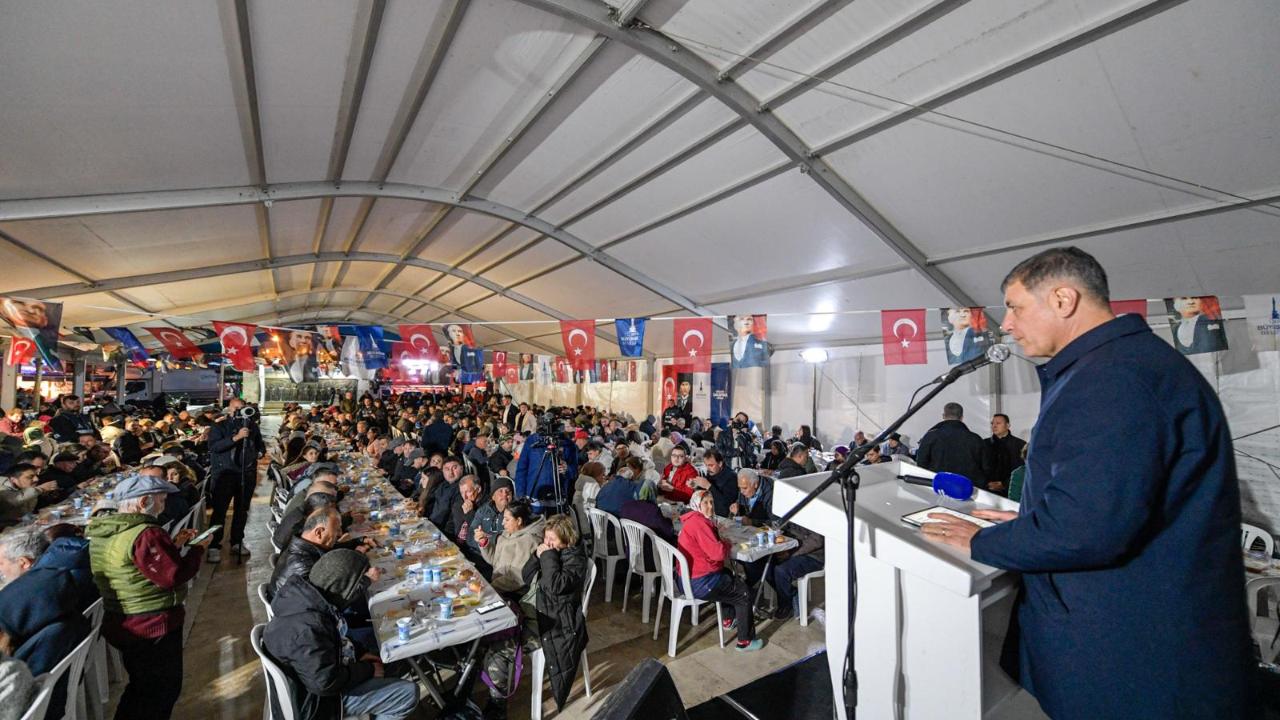 Başkan Tugay, arife gününde Urlalılarla oruç açtı “Yüreğimizde sadece İzmir’in refahı ve huzuru var”