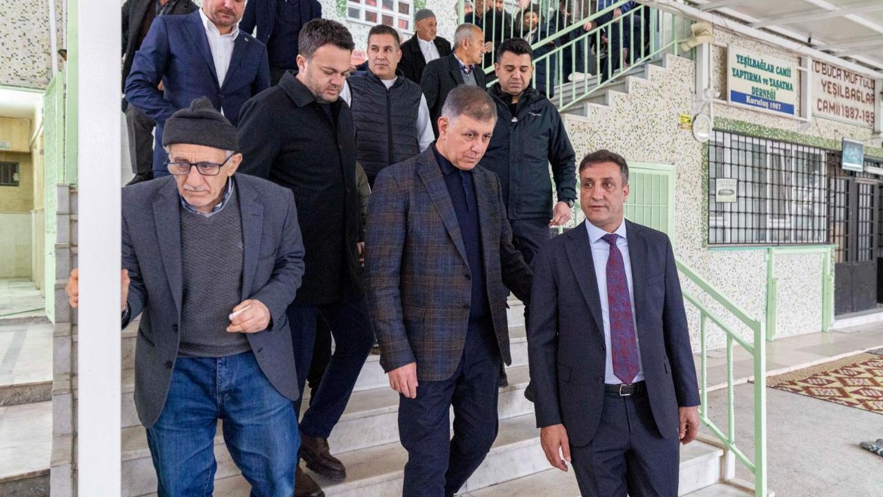 Başkan Tugay bayram namazında Bucalılarla buluştu