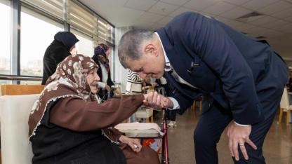 Başkan Tugay huzurevi sakinleriyle bayramlaştı