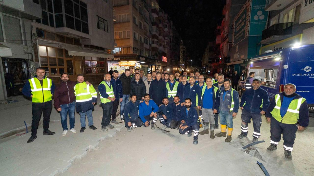 Başkan Tugay yol emekçileriyle gece mesaisinde buluştu