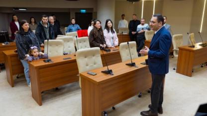 Başkan Yiğit, yeni evlenen çiftlere destek kartlarını teslim etti