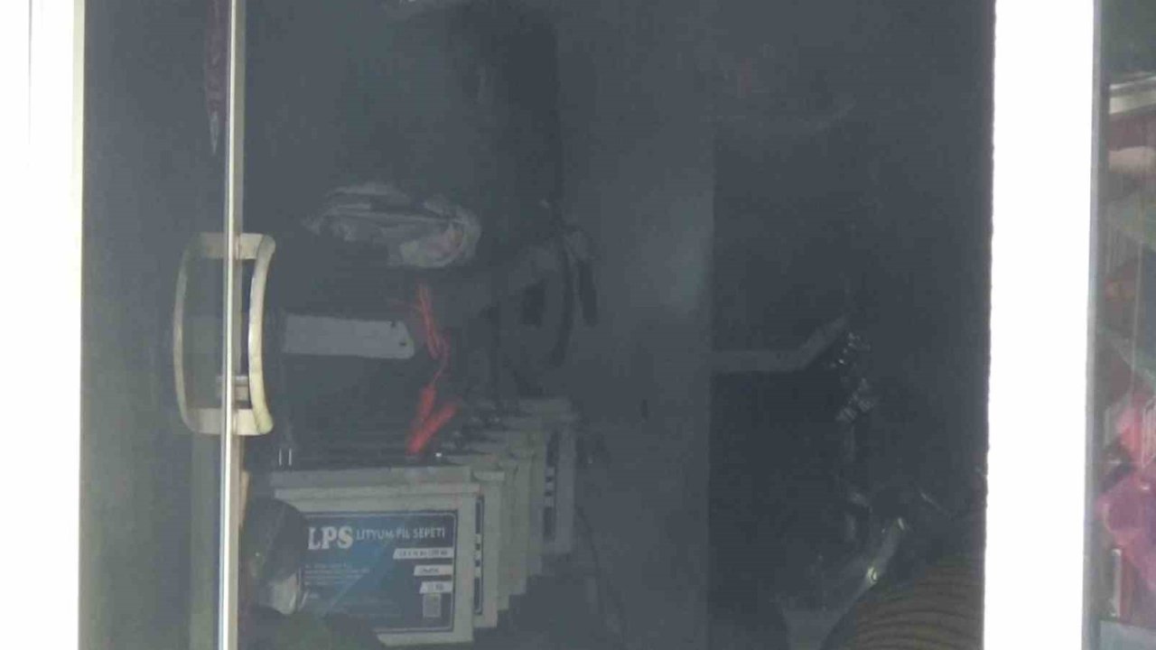 Batarya dükkanında yangın çıktı, bina tahliye edildi