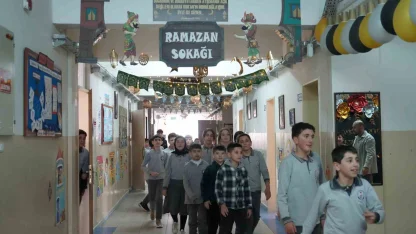 Bayburt’ta öğrenciler Ramazan ruhunu okula taşıdı: Koridorda ’Ramazan Sokağı’ oluşturuldu