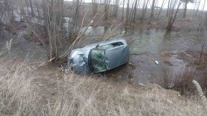 Bayburt’ta otomobil dereye uçtu: Sürücü hafif yaralandı