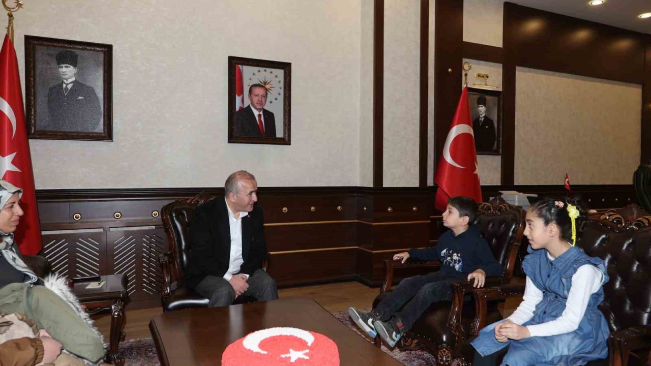 Bayrak nöbeti tutan minik öğrenciler Vali Hatipoğlu’nun konuğu oldu