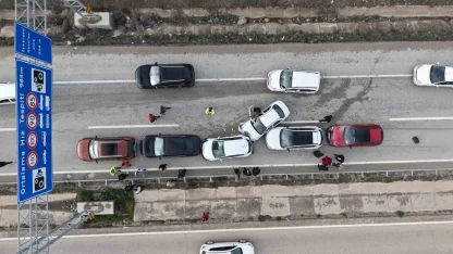 Bayram dönüşü zincirleme kaza: Anne ve iki çocuğu yaralandı