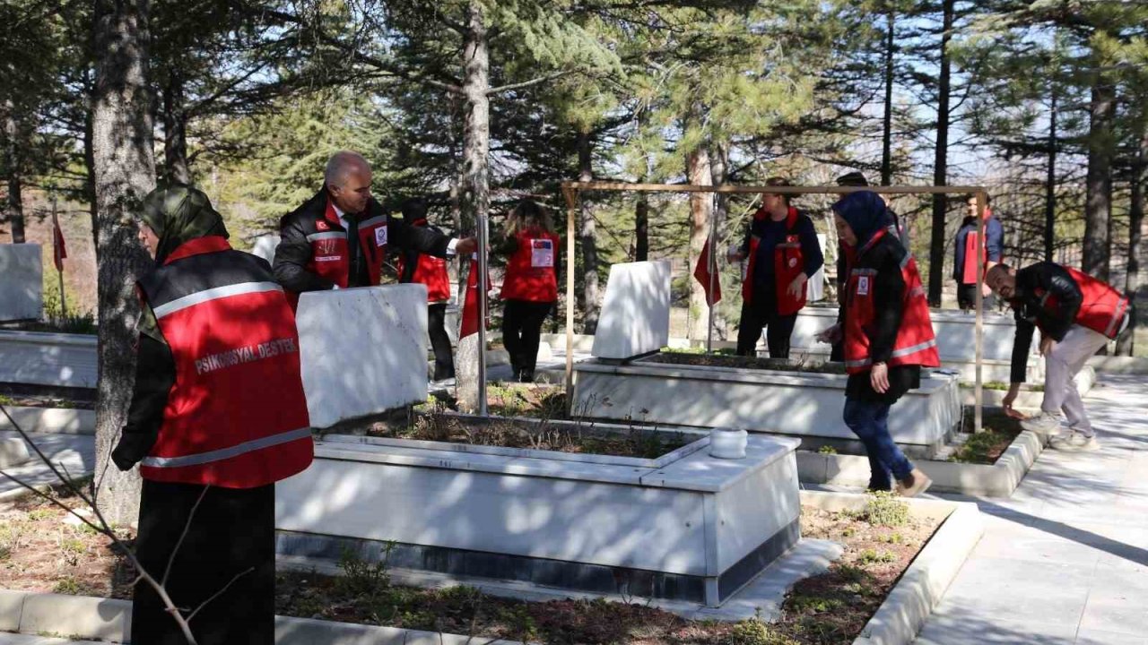 Bayram öncesinde şehitlik temizlendi