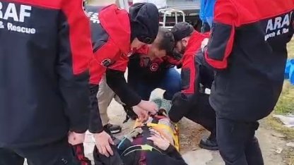 Bayramı köyünde geçirsin diye sedye ile evine taşındı