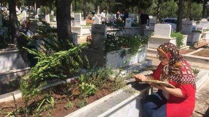Bayramın ilk günü mrzarlıklarda yoğunluk