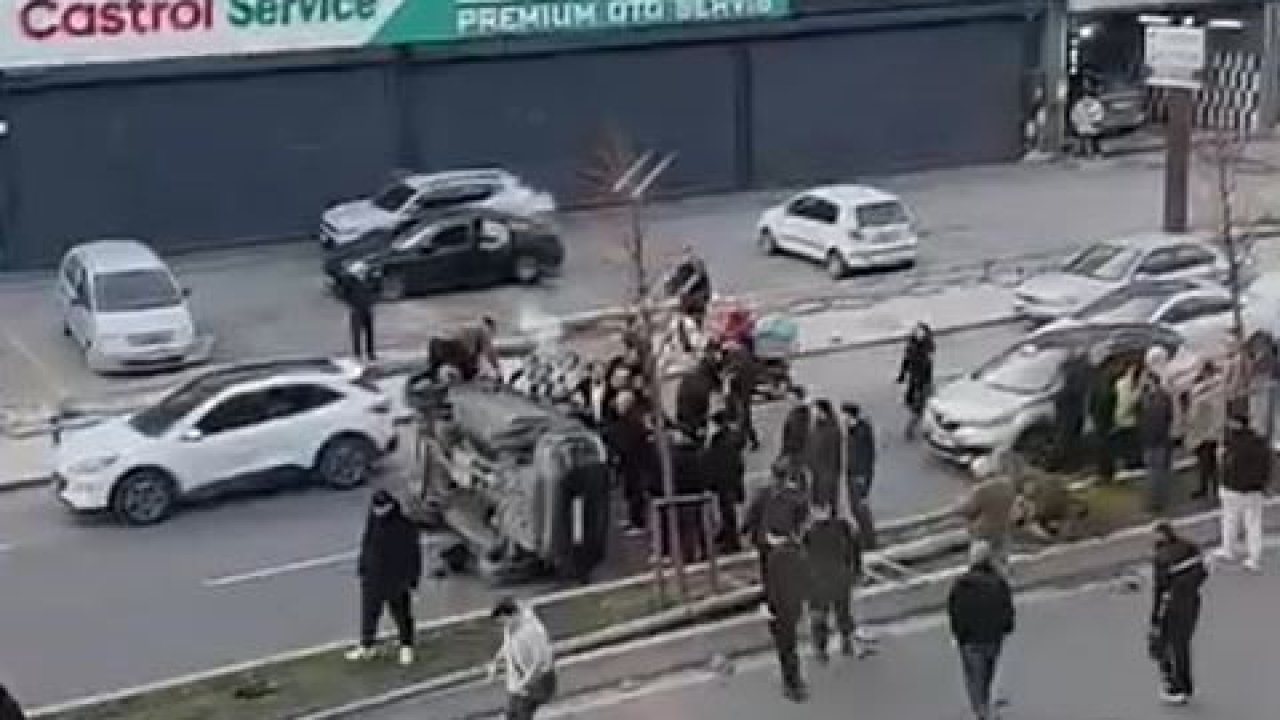 Beylikdüzü’nde direğe çarpan araç takla attı