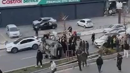 Beylikdüzü’nde direğe çarpan araç takla attı