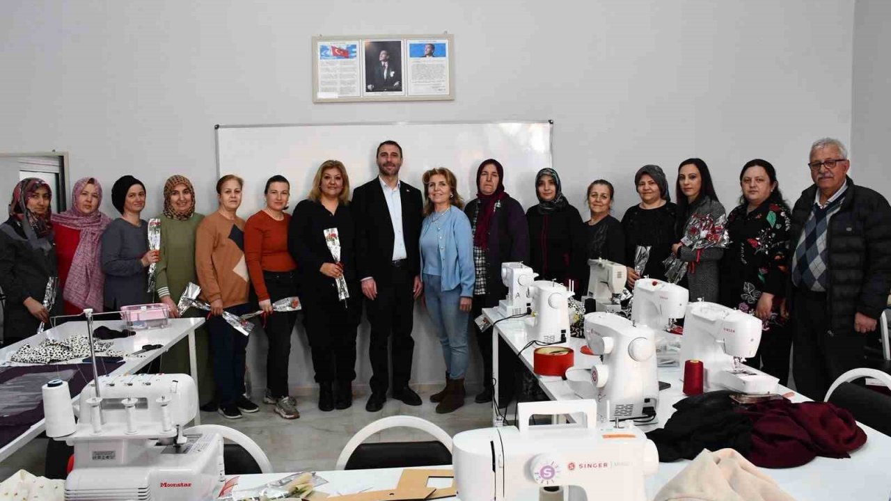 Beylikova’da kadınlar için bin çiçek dağıtıldı