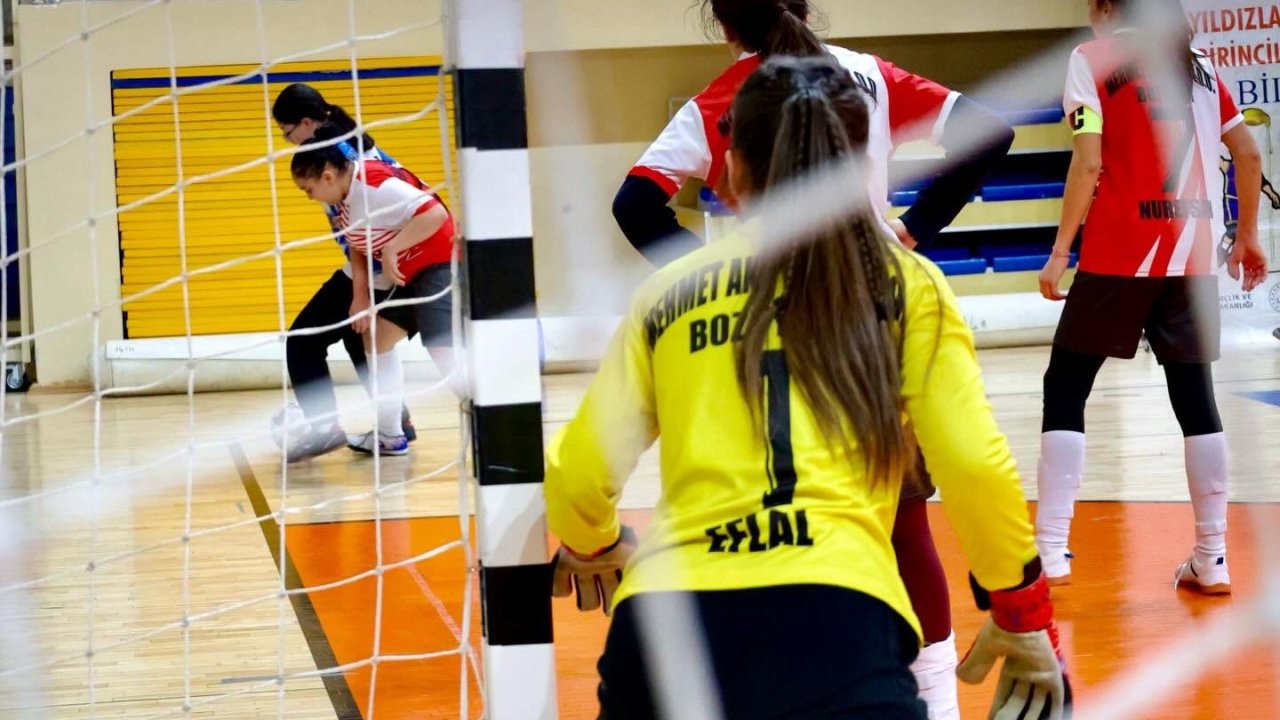 Bilecik’te futsal turnuvasında madalya ve kupalar sahiplerini buldu