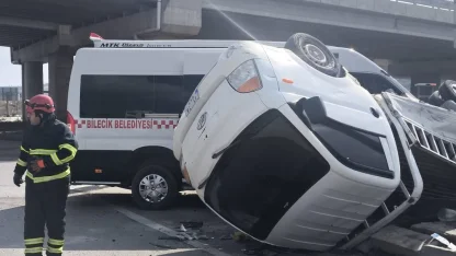 Bilecik’te halk minibüsü ile kırmızı ışık ihlali yapan kamyonet çarpıştı, 8’i hafif 9 yaralı