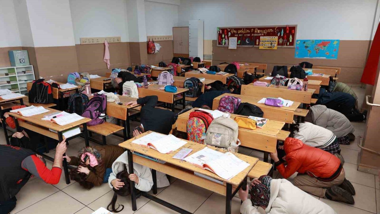 Bingöl’de öğrencilere deprem tatbikatı