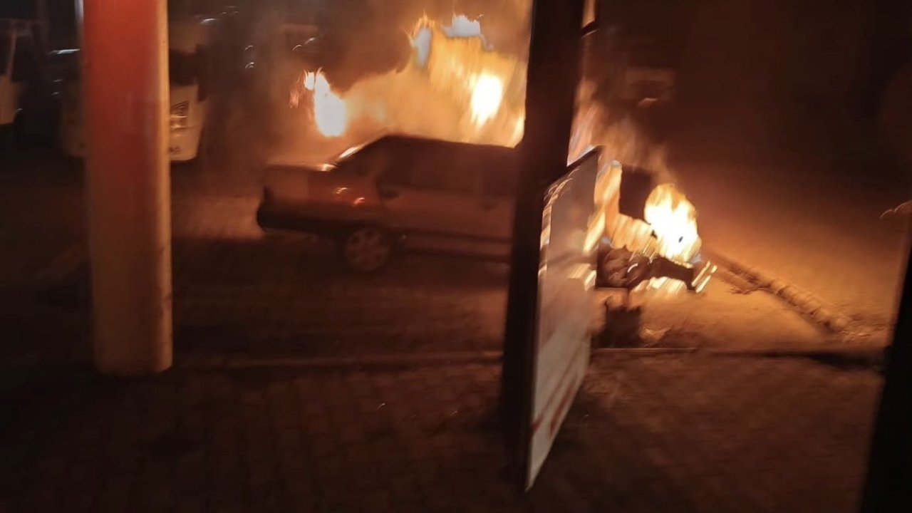 Bingöl’de park halindeki araç alevlere teslim oldu