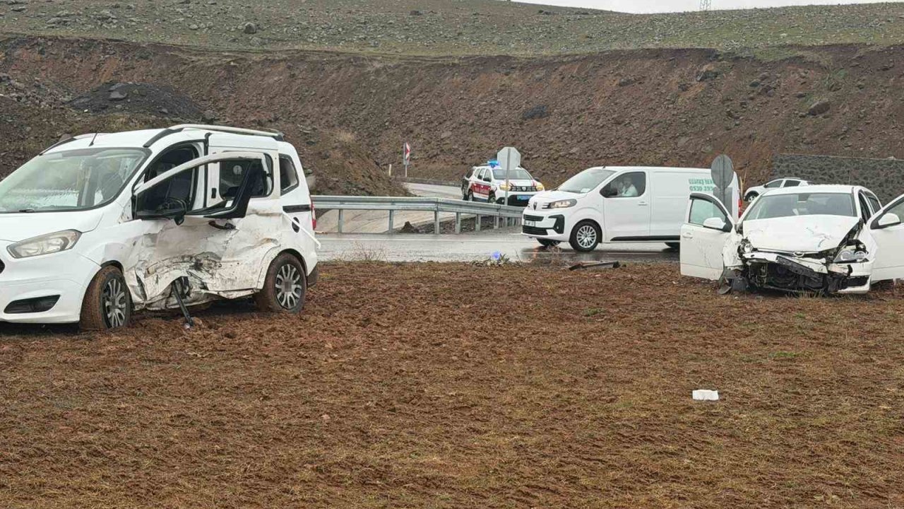 Bingöl’de trafik kazası: 12 yaralı