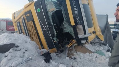 Bitlis’te iki tır devrildi, 1 kişi yaralandı