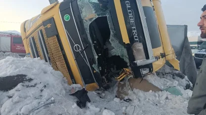 Bitlis’te iki tır devrildi, 1 kişi yaralandı