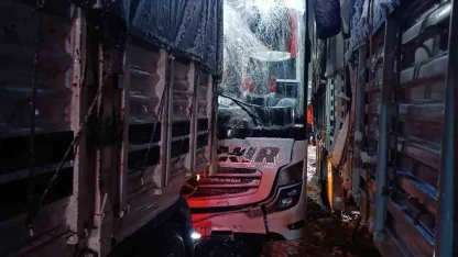 Bitlis’te otobüs tıra arkadan çarptı: 8 yaralı