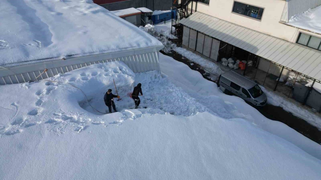 Bitlis’te tekstilciler kar yüzünden güneş panellerini kullanamıyor
