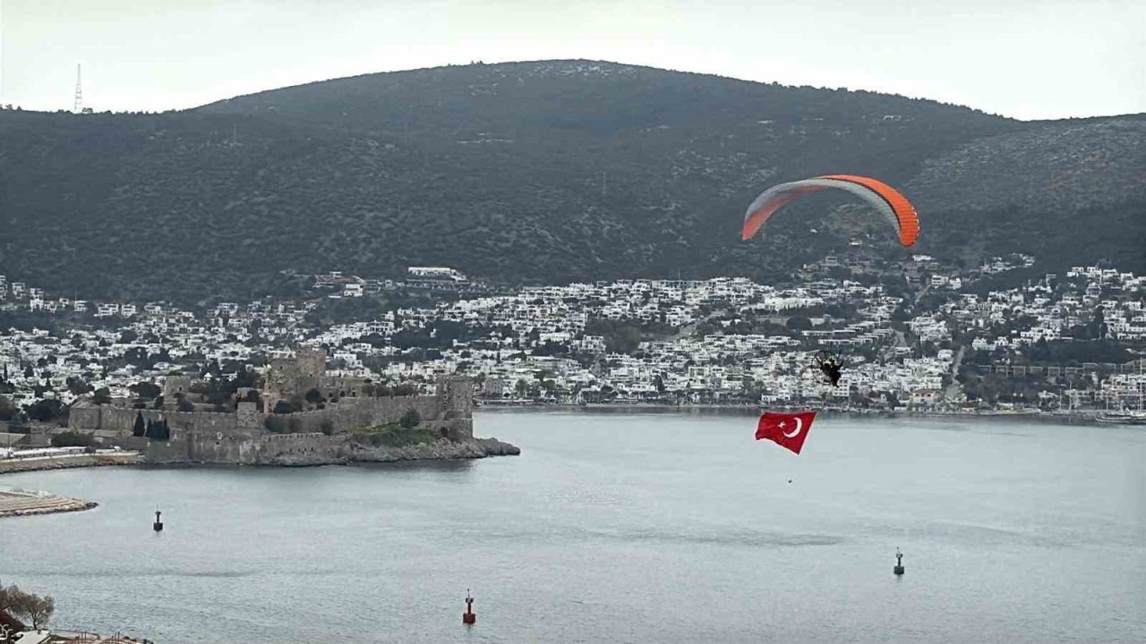 Bodrum semalarında 18 mart mesajı: Dev Türk bayrağıyla anlamlı uçuş