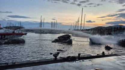 Bodrum’da 7 motoryat yanarak battı