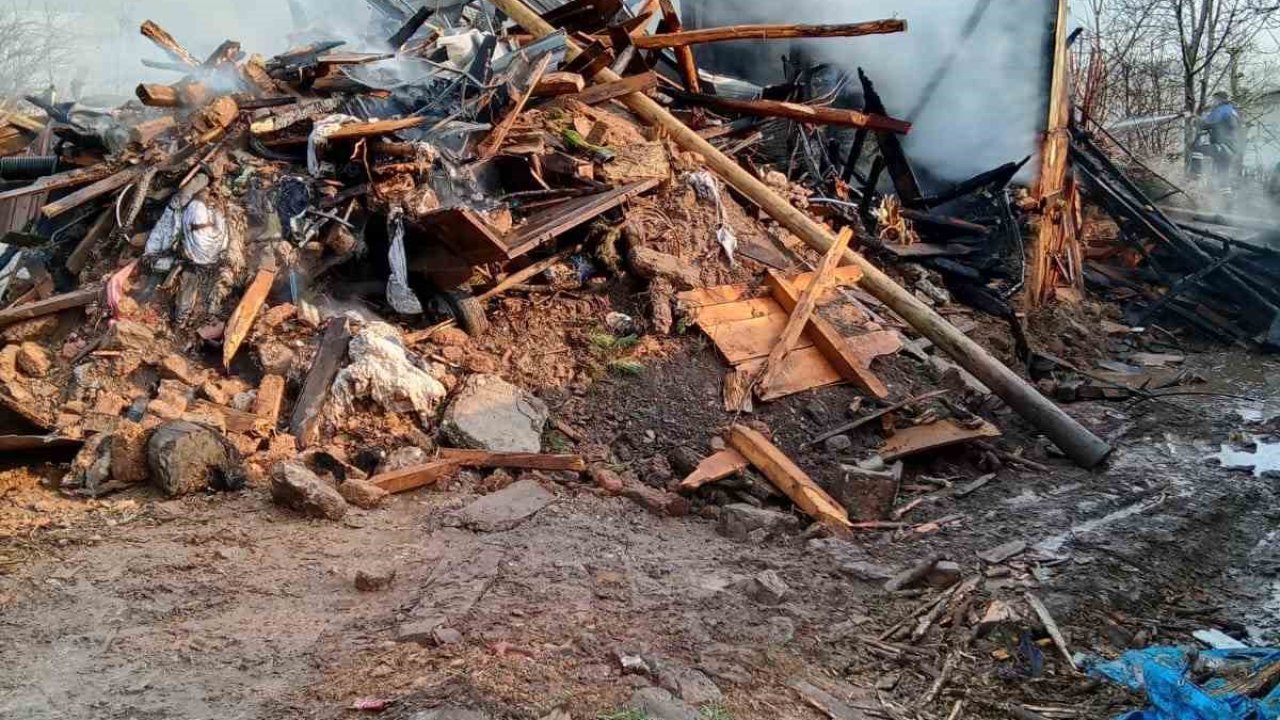 Bolu’da iki katlı ahşap ev ve ahır alev alev yandı