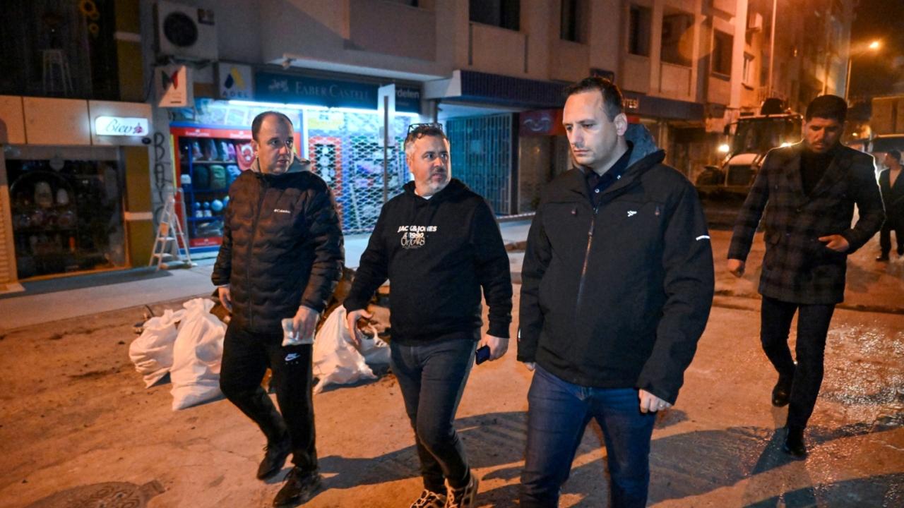 Bornova’da gece asfalt mesaisi