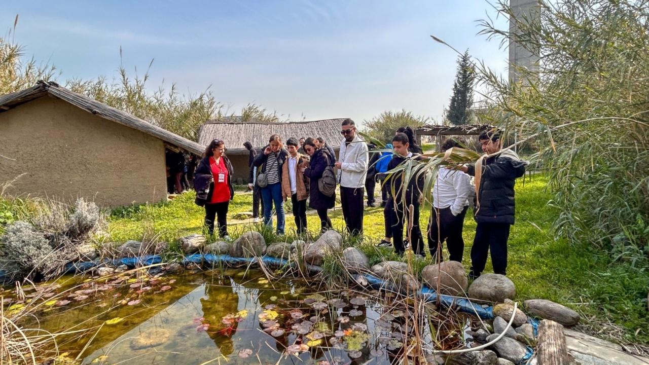 Bornova’da işitme engelli öğrencilere diş taraması ve tarih yolculuğu