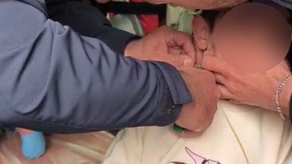 Boynuna plastik kelepçe geçiren çocuk kurtarıldı