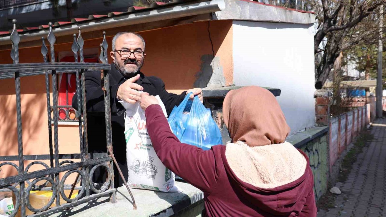 Bu bakkalda parayla değil dua ile alışveriş yapılıyor