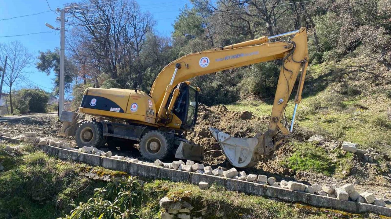 Buldan Göğüs Hastalıkları Hastanesi yolunun bakım ve onarımı yapılıyor