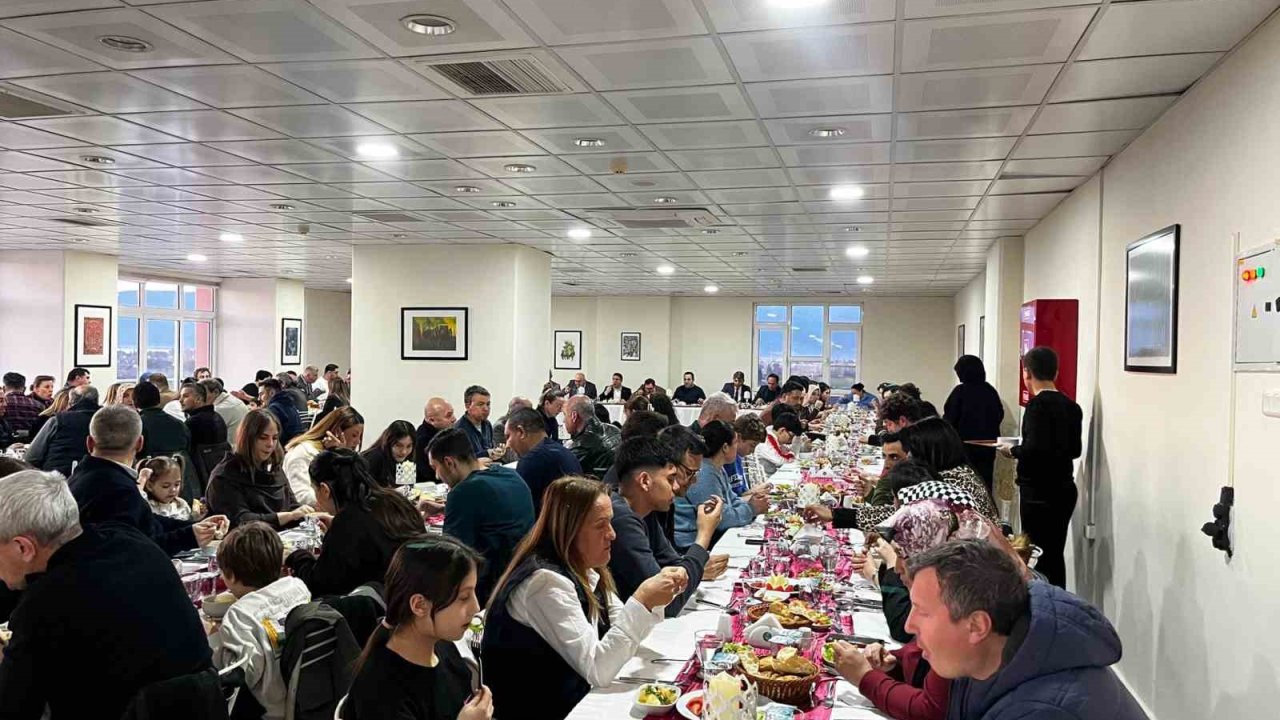 Burhaniye’de akademik ve idari personel iftarda buluştu
